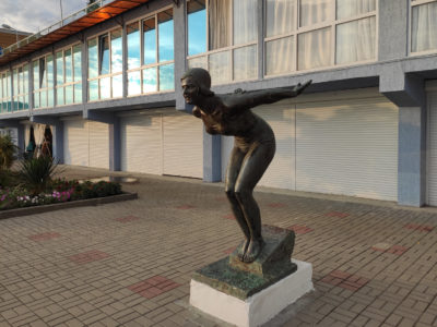 Скульптура на пляже Хосты